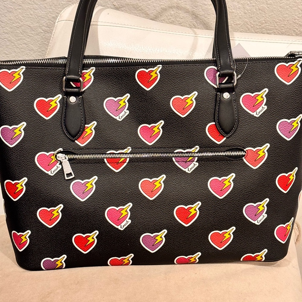 COACH Gallery Tote Bag with Heart Bolt Print (model number CW434) NWT $380+ - Picture 9 of 15